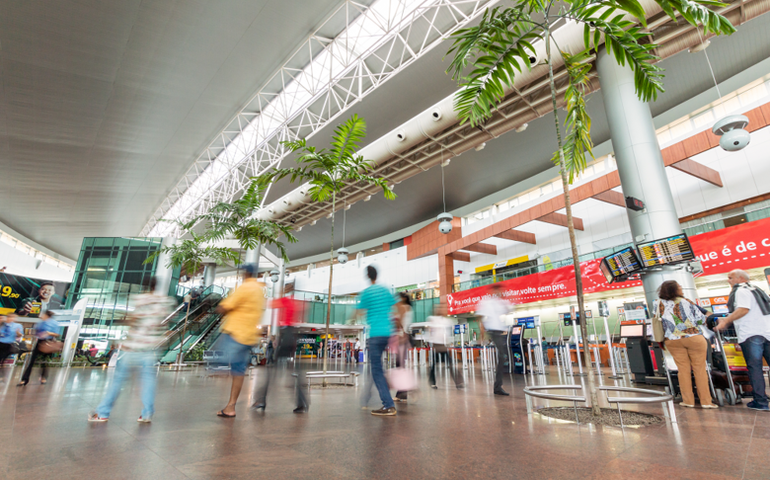 Motoristas irregulares ‘pescam’ passageiros na saída de aeroporto