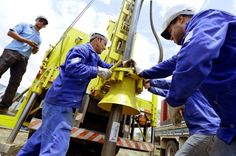 Semarh recupera nascente, lança projeto e perfura poço