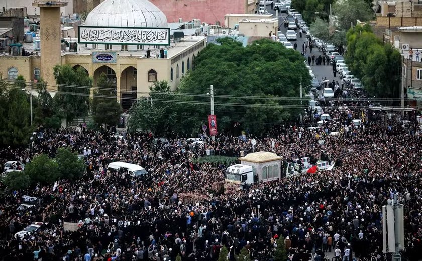 Dezenas de milhares de pessoas comparecem ao funeral do presidente iraniano, em Teerã