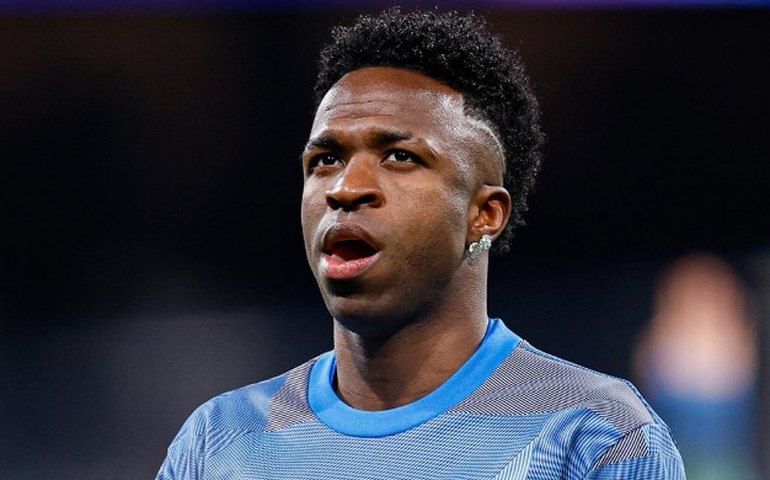 Torcida do Real Madrid ergue faixa no Bernabéu em apoio a Vini Jr: 'Não ao racismo'