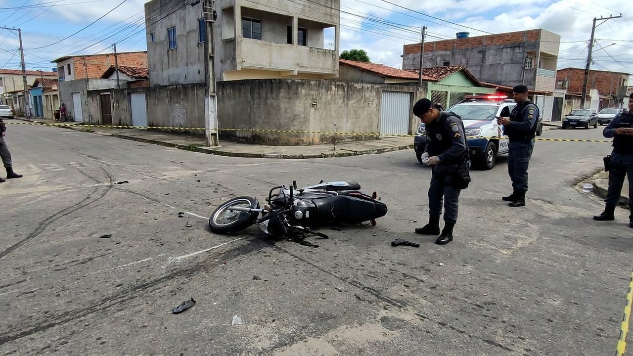 Dupla foge da PM em alta velocidade, cai de moto e passageiro é preso com revólver em Maceió