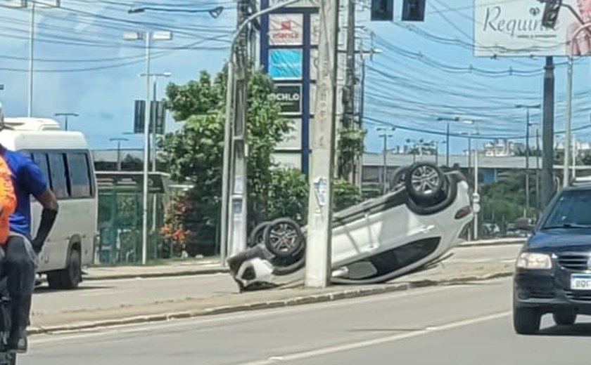 Carro capota em frente a shopping no bairro do Benedito Bentes; veja vídeo