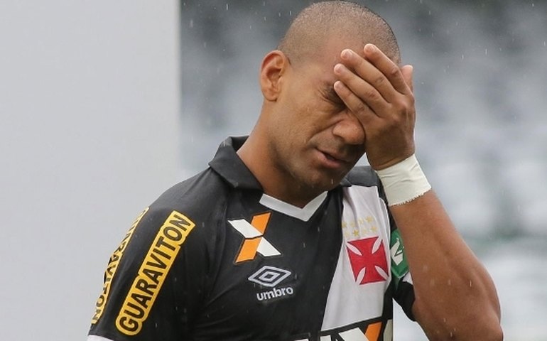 Vasco chega em silêncio ao Rio