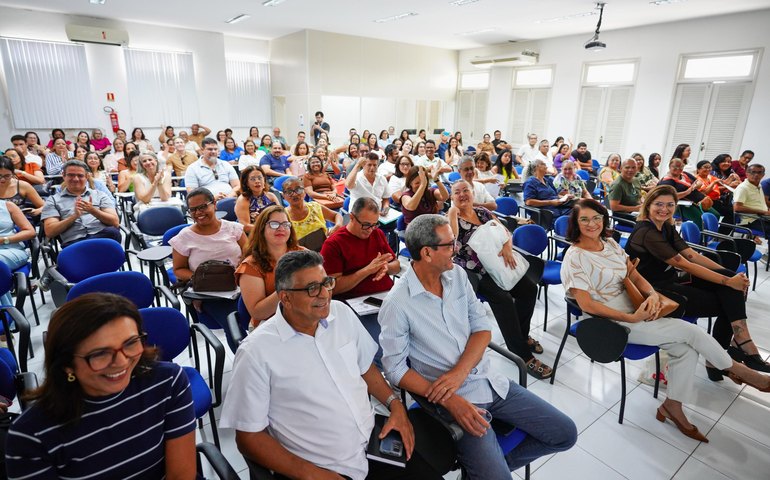 Sesau promove momento de integração dos servidores convocados de 2002