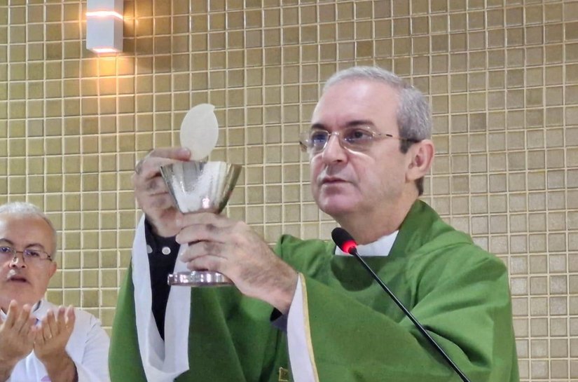 Padre Walfran mostra documento com regularidade de suas prestações de contas