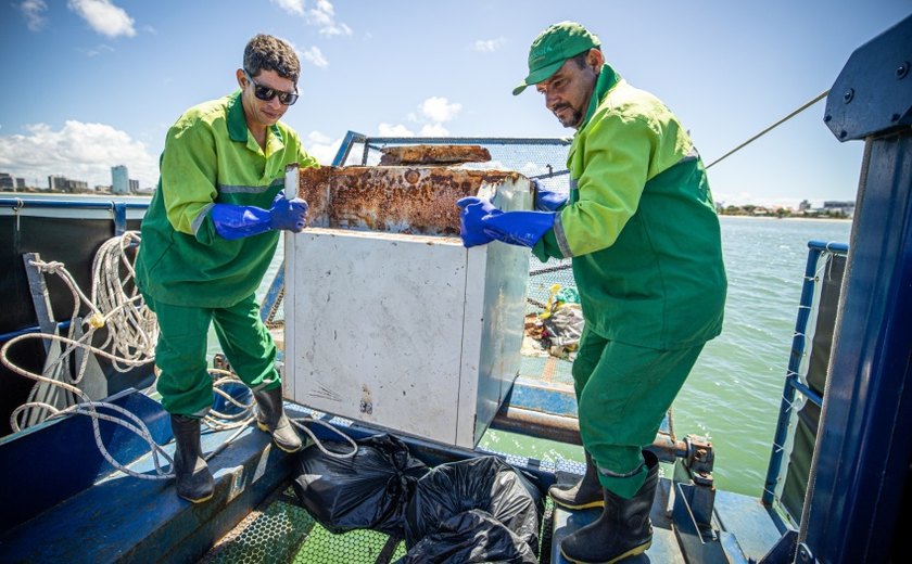 Ecoboats retiram mais de 260 toneladas de resíduos de biomas marinhos no primeiro semestre de 2025