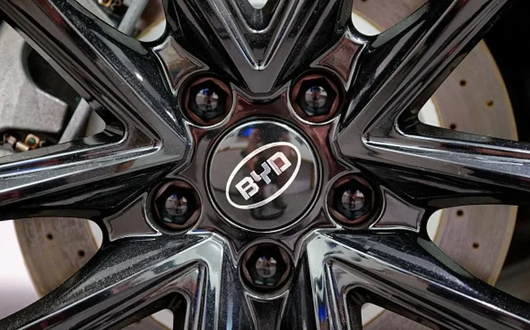 Trabalhadores em condições análogas à escravidão são resgatados de fábrica da BYD na Bahia