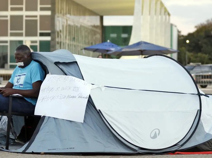 Após ordem de Moraes, deputado aliado de Bolsonaro deixa acampamento