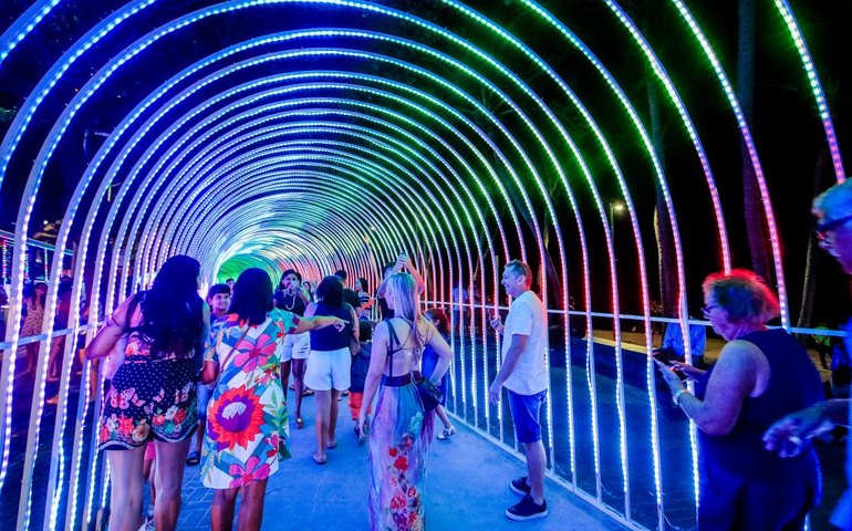 Luzes de Natal ficam acesas até 12 de janeiro em Maceió