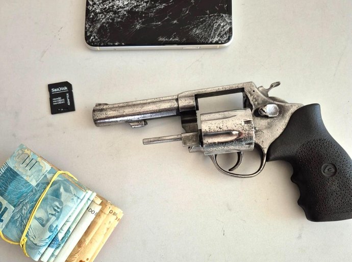 Operações cumprem 34 mandados, prendem 4 e apreendem arma de fogo e dinheiro no Sertão