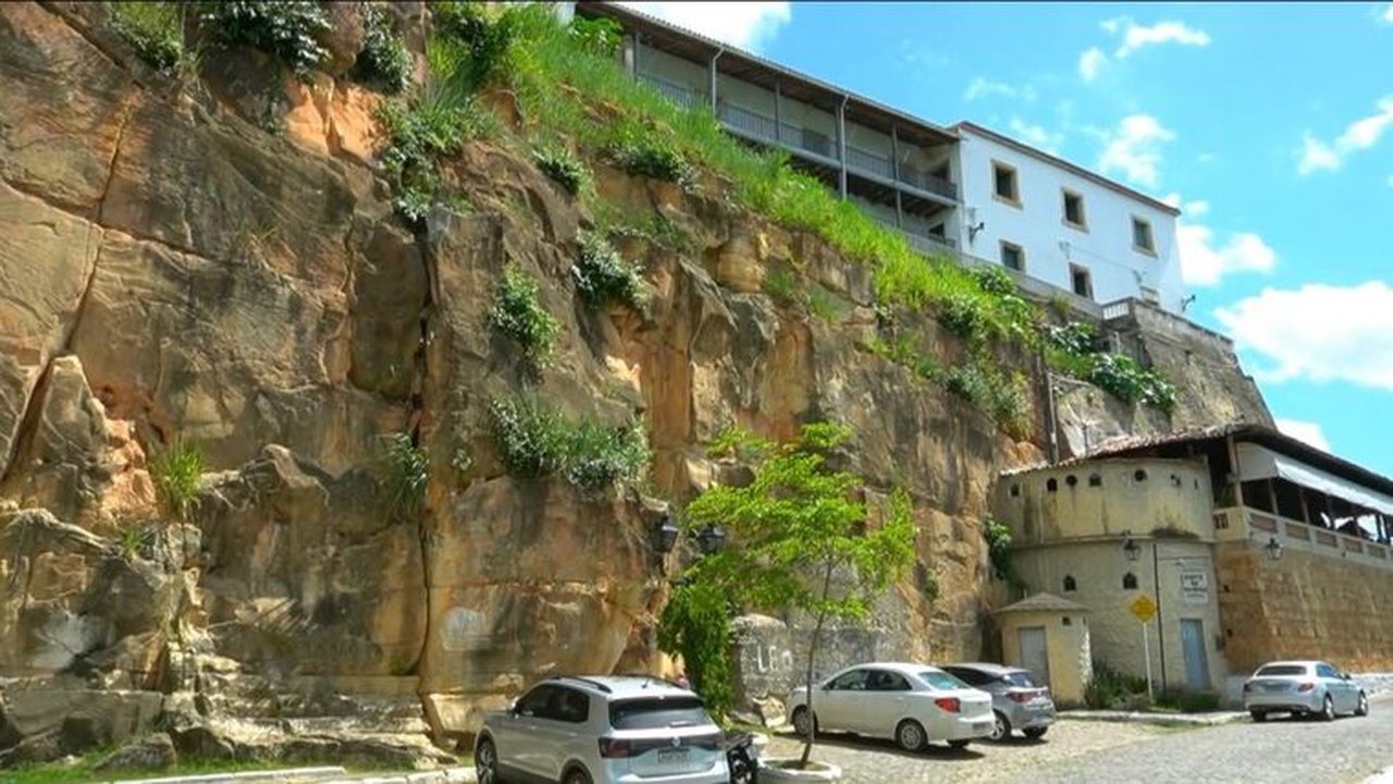 Rocheira de Penedo é analisada pela Semarh e por especialista em Geologia