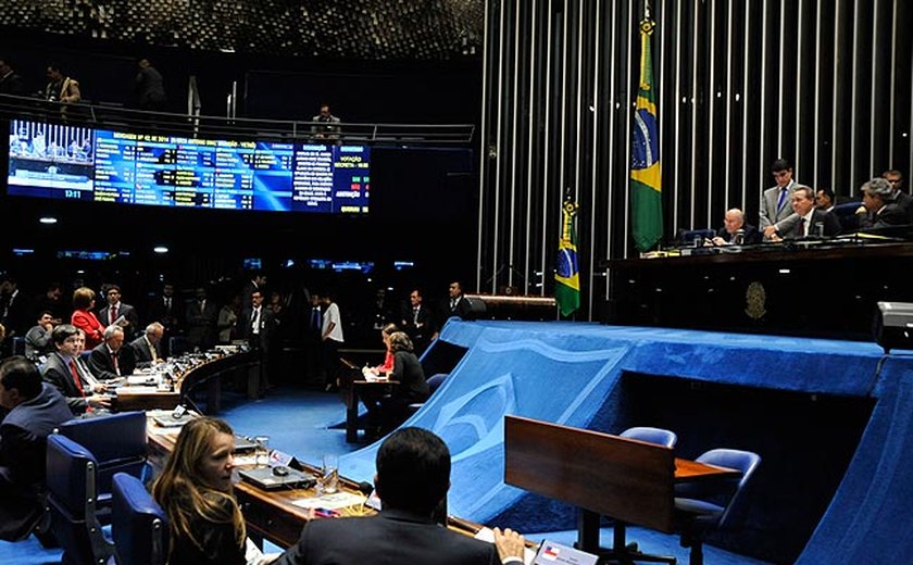 Senado economiza meio bilhão em dois anos, anuncia Renan