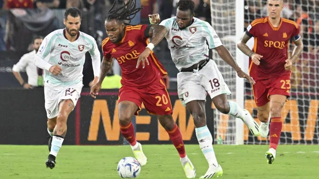 Roma leva dois gols de veterano e tropeça diante da Salernitana na estreia do Italiano