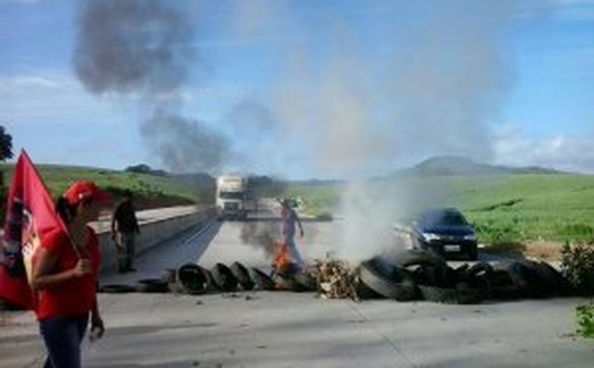 Trabalhadores sem terra bloqueiam rodovias alagoanas