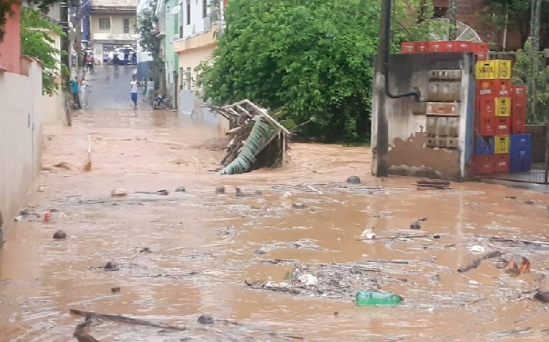 Chuvas deixam mais de 200 desabrigados no ES; SP tem alerta no litoral