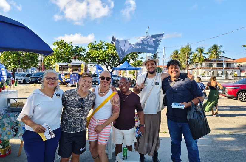 Lenilda Luna realiza panfletagem no desfile de Emancipação de Alagoas e defende fortalecimento do SUS