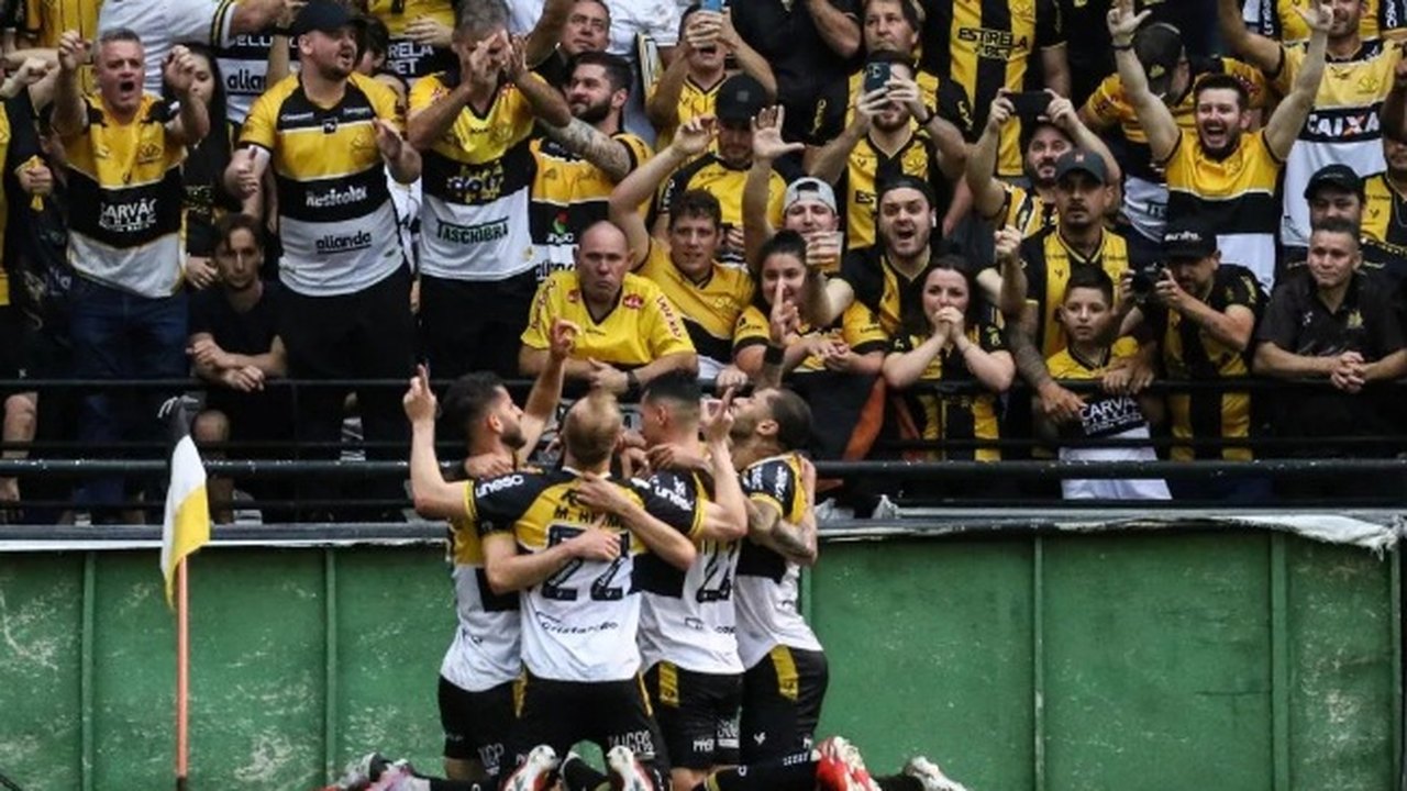 Criciúma vence e retorna à série A do Brasileirão