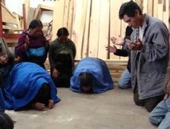 Cristãos da comunidade de Los Llanos, no México