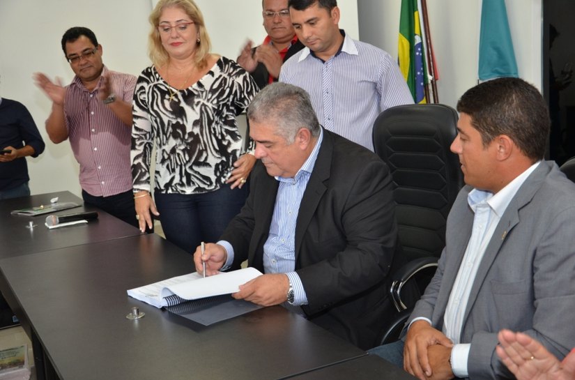 Mais um avanço: Clemente sanciona PCCV dos servidores de São Miguel