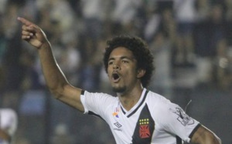 Douglas encanta Jorginho, ganha espaço e prepara adeus a comunidade