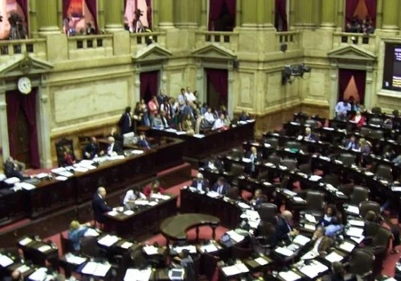 Bate-boca entre deputados e protestos: Câmara da Argentina debate 'Lei Ônibus' pelo 2º dia