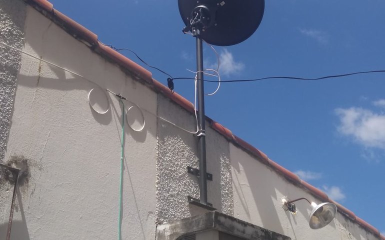Equipamento caro para internet, enviado pelo Ministério da Justiça, é instalado em prédio de delegacia fechada de Canapi