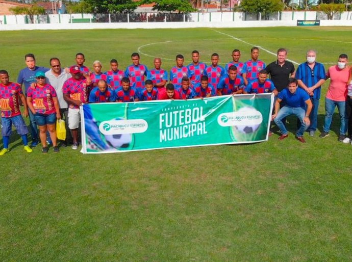 Prefeito Djalma dá o pontapé inicial no Estádio Orlandão para o Campeonato Municipal de Futebol