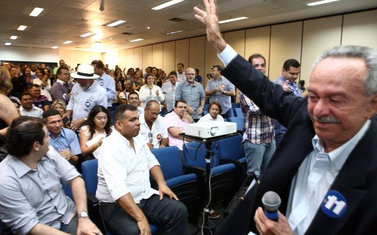 Sob aplausos, Biu participa de sabatina e recebe apoio de prefeitos alagoanos