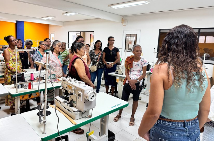 Mesa de Costura inicia atividades com visita a ateliê e projeta geração de renda a partir do reaproveitamento de jeans