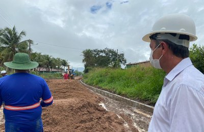 Prefeito de Anadia vistoria início das obras do Minha Cidade Linda