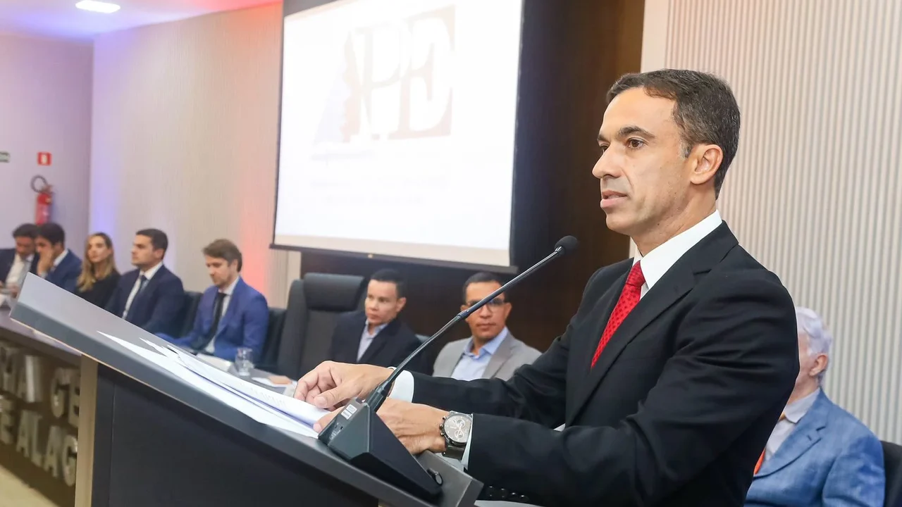 Em solenidade prestigiada, Roberto Mendes assume presidência da APE/AL para novo biênio