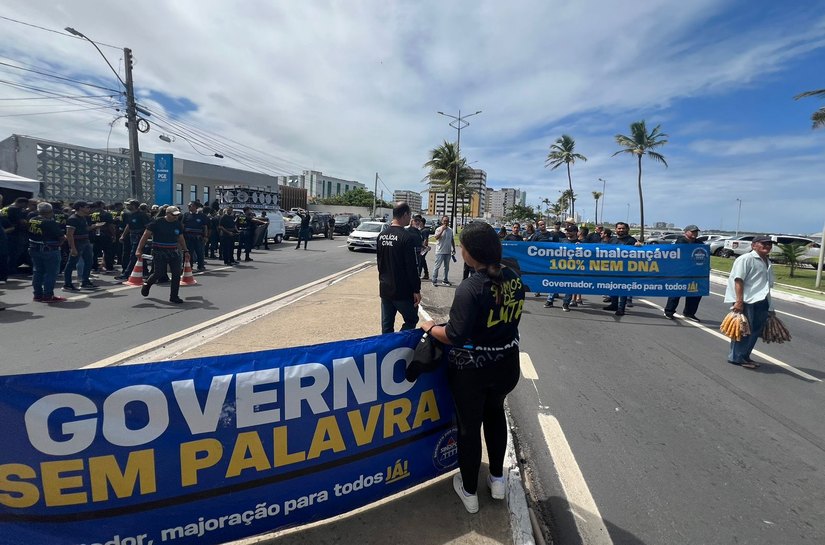 Governo coloca policiais militares contra policiais civis em ato público na PGE