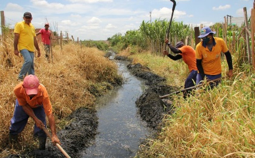 Prefeitura de Arapiraca faz ação de limpeza na nascente do Riacho Piauí