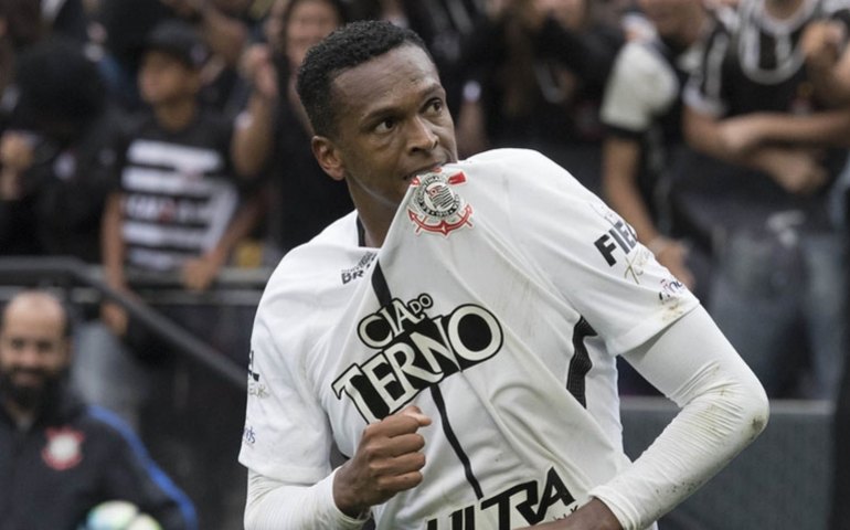 Jô rescinde contrato com Corinthians após ser visto em pagode e faltar em treino