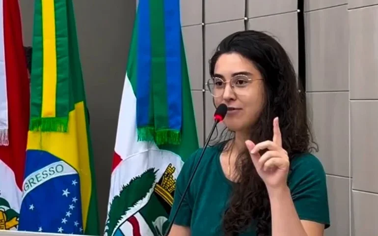 Teca Nelma ironiza título a Flávio Bolsonaro e sugere que JHC o homenageie como “cidadão Master”