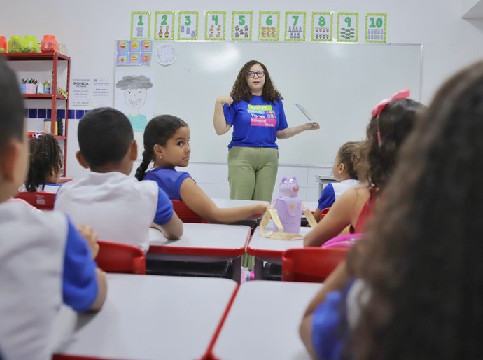 Gestores vêm de Alagoas conheça programa da primeira escola pública bilíngue do Norte e Nordeste