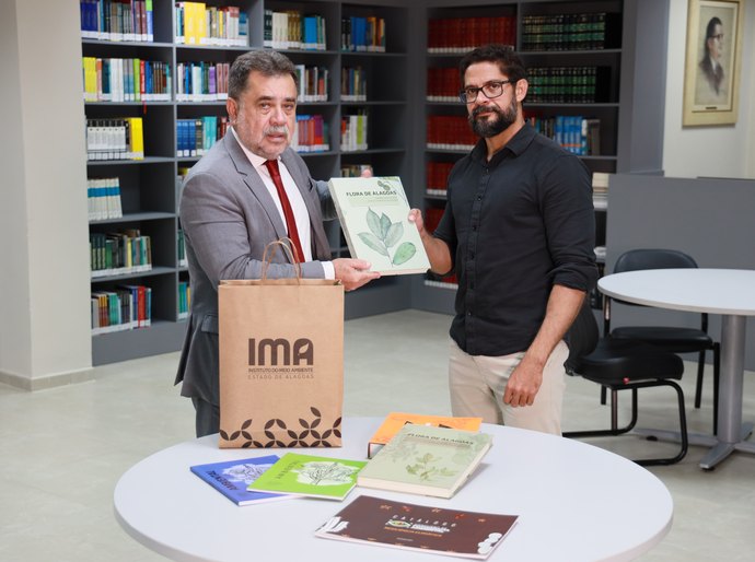 Ministério Público Estadual enriquece acervo da Biblioteca Ernani Méro com publicações sobre meio ambiente doadas pelo IMA