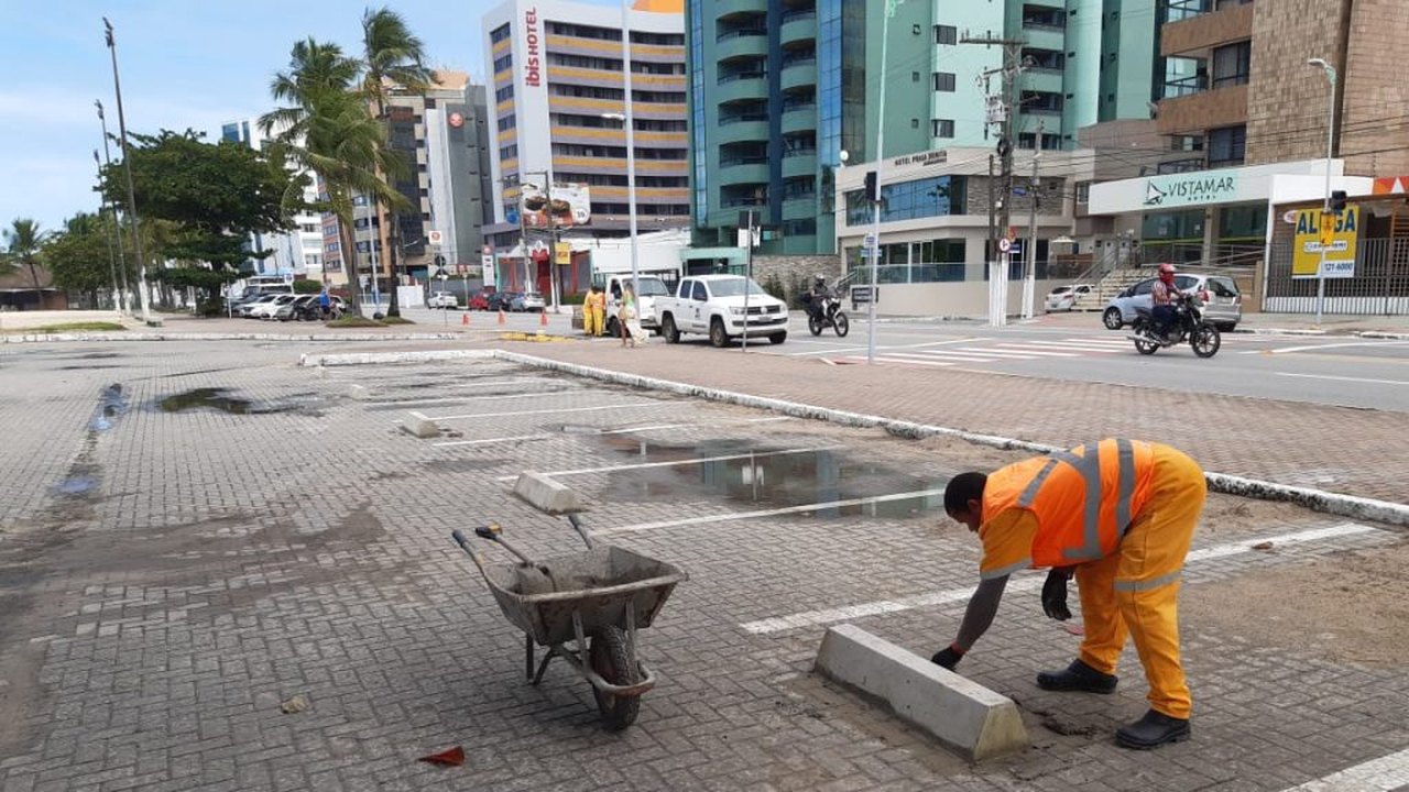 Prefeitura segue ordenando vagas de estacionamento de turismo na orla