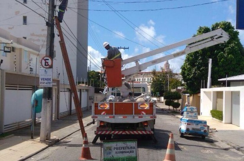 Sima faz manutenção na iluminação de ruas do Farol