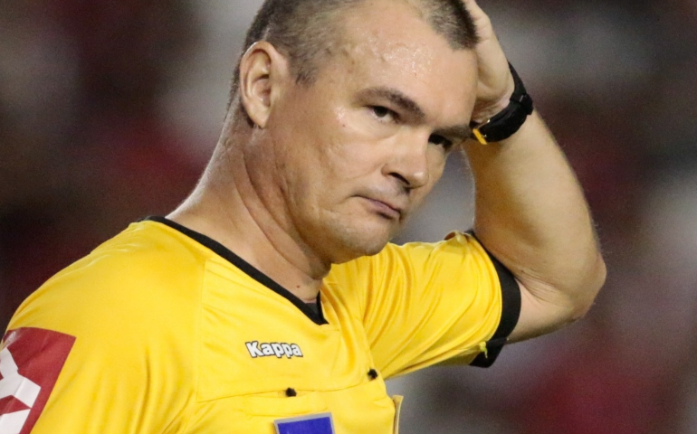 Árbitro relata ameaça de Dracena na súmula após clássico entre Santos e São Paulo