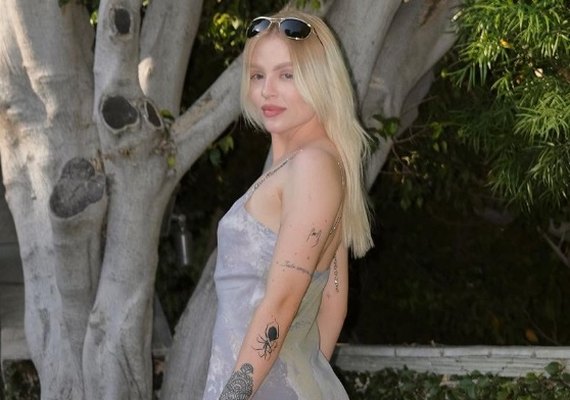 Luísa Sonza completa 25 anos e chora ao ler declarações de amigos e artistas