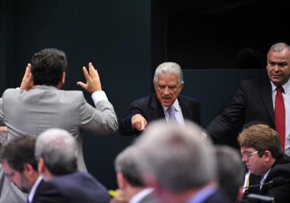 Anúncio de sub-relatorias na CPI da Petrobras provoca bate-boca