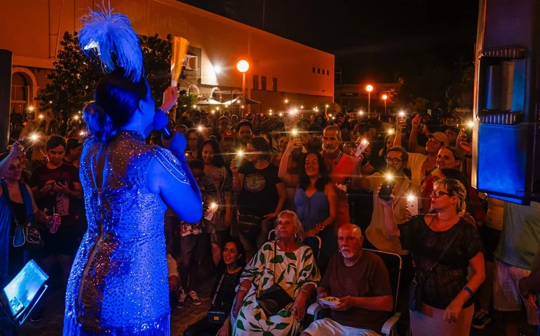 É muita cena: Ivana Iza celebra 30 anos de carreira com festa aberta ao público em frente ao Theatro Homerinho