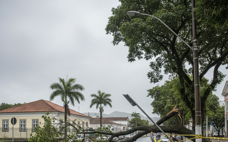 Chuva moderada provoca quedas de árvores e interdições no Rio nesta terça-feira