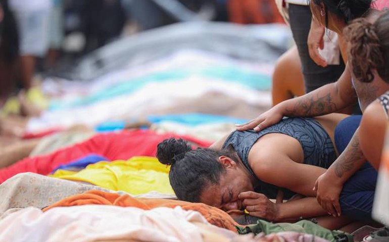 'Meu sobrinho não tinha um tiro no corpo', afirma tia de jovem morto em megaoperação