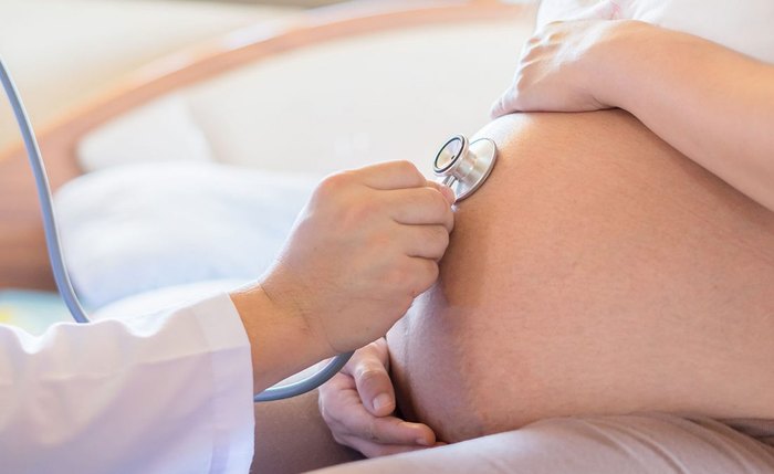 Obstetra alerta que acompanhamento médico é essencial para um parto seguro, tanto para as mães quanto para os bebês