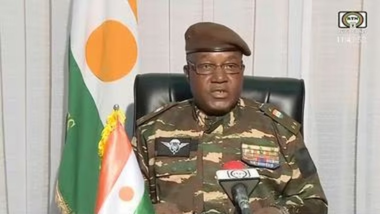 Após golpe no Níger, militares suspendem constituição e anunciam general como líder