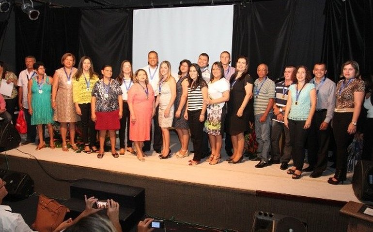 Secretaria de Educação homenageia servidores destaques de 2014