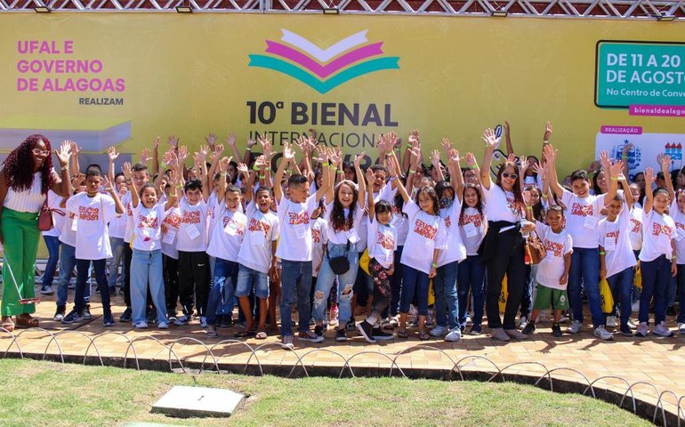Quase 2 mil alunos visitam evento e compram livros com vales entregues pela Prefeitura de Maceió