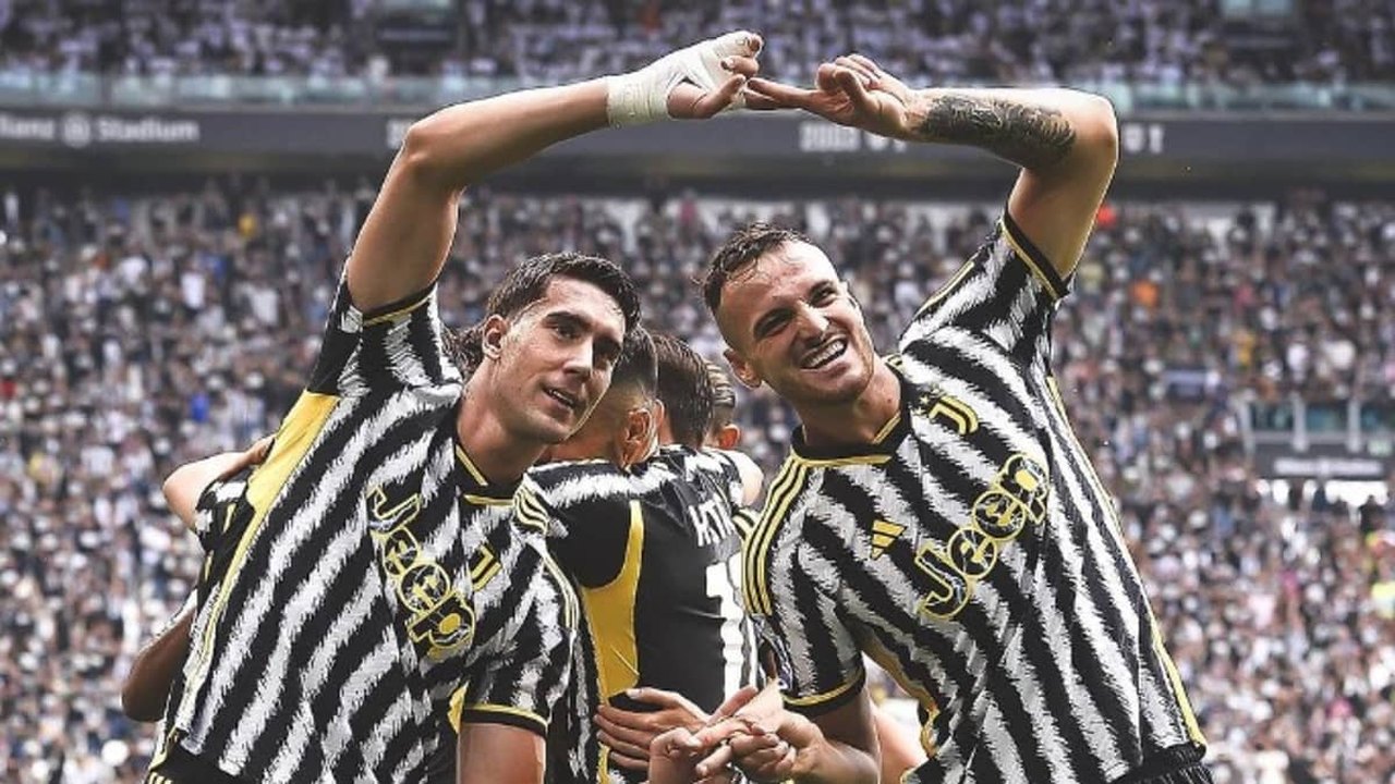 Vlahovic faz dois, Juventus bate Lazio e continua invicta no Campeonato Italiano